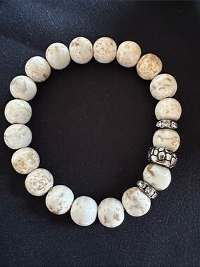 Magnesite EUC stretch bracelet. Genuine gemstone with silvertone accent beads